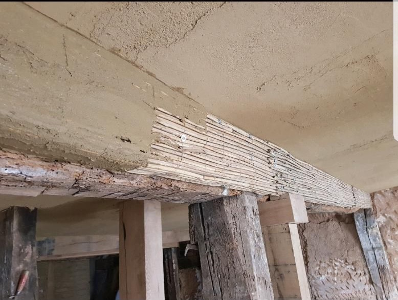 Fachwerk Zimmerdecke mit Stroh und Lehmputz